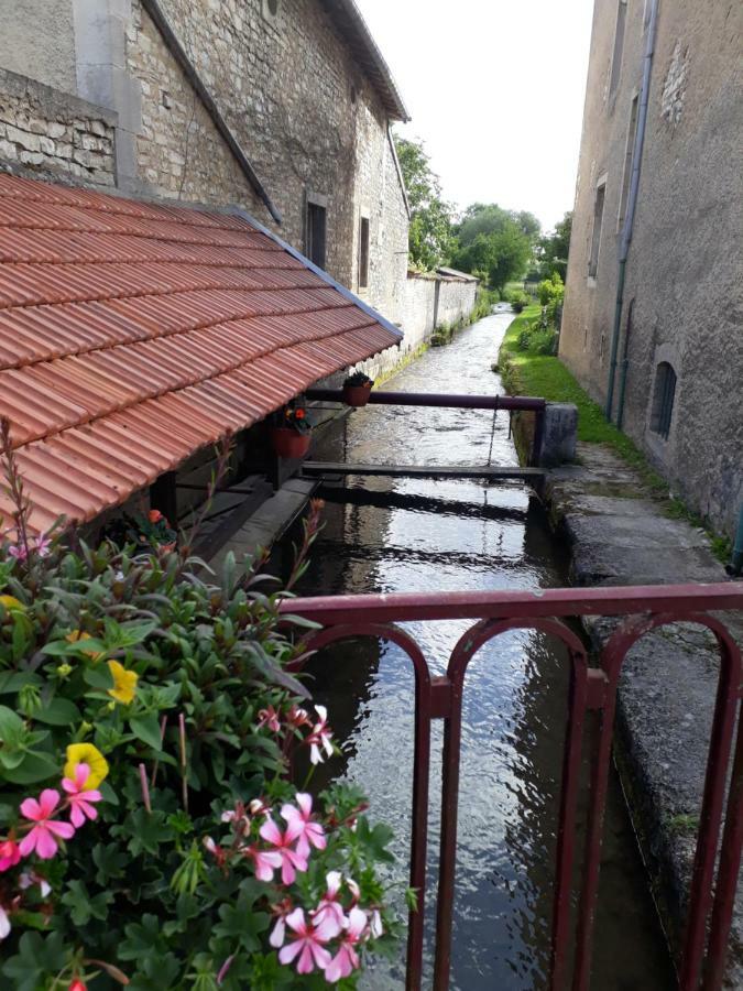 Gite Aux Lauriers Lacroix-sur-Meuse Exterior foto